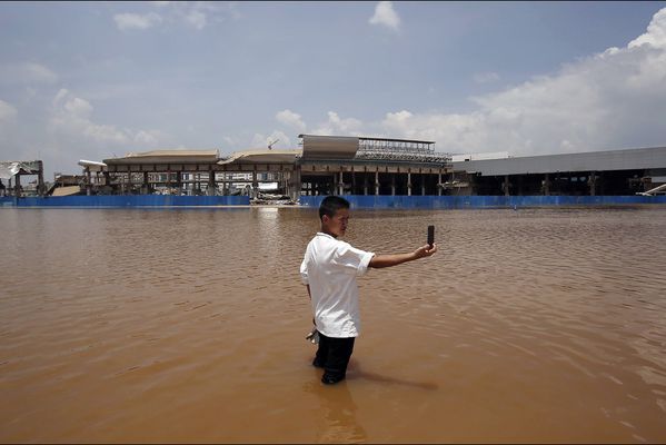 sem14juid-Z15-Un-selfie-les-pieds-dans-l-eau-Yunnan-inondat.jpg