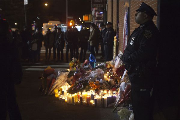 sem14decj-Z5-coleere-et-emotion-New-York-policiers-tues.jpg
