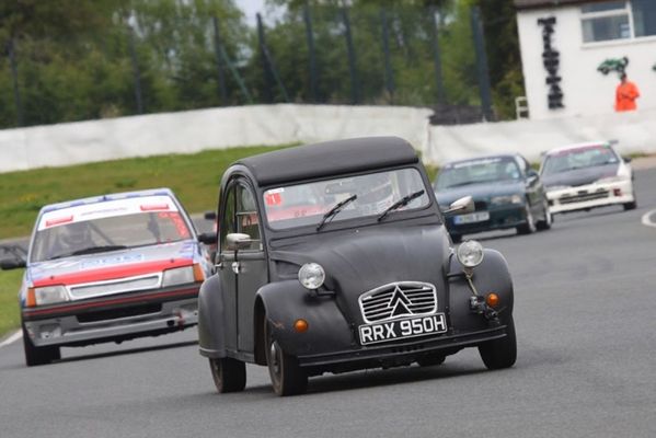une-citroen-2cv-equipee-d-un-flat-twin-bmw-PASSION-MOTO.jpg
