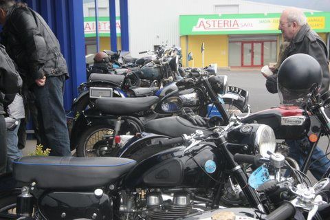 Motos-anciennes-devant-FLAURAUD-PASSION-MOTO.JPG