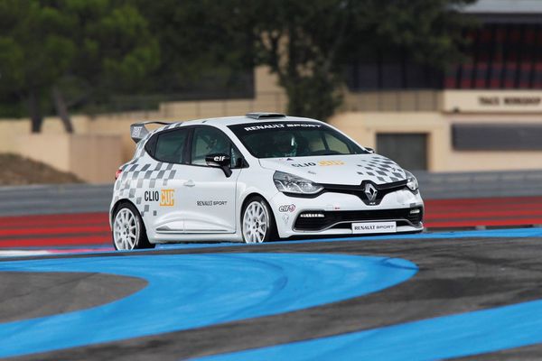 2013-Renault-Clio-RS-Cup-Racer-Front-Right-Side.jpg