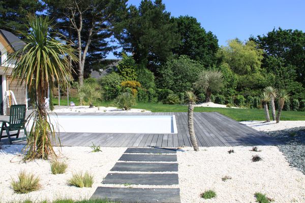     de traverser le massif en rejoignant la terrasse en ip   et le gazon