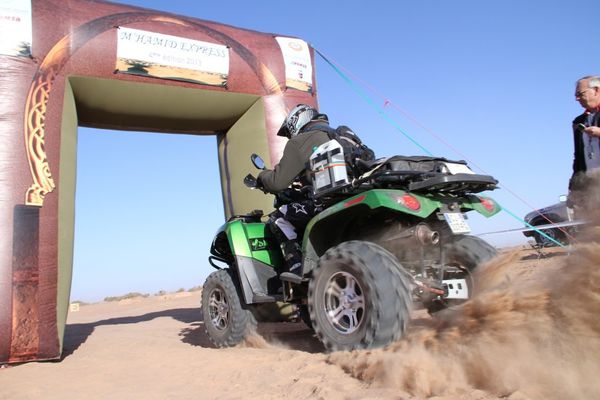 Dakar : un buggy qui crache de l'eau dans le désert ! - Le Soir