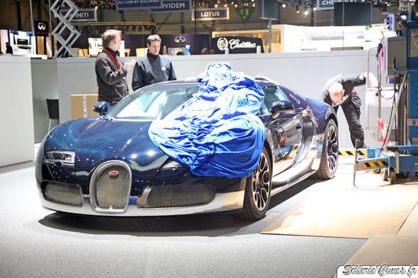 Bugatti-Veyron-Grand-Sport-carbone-bleu