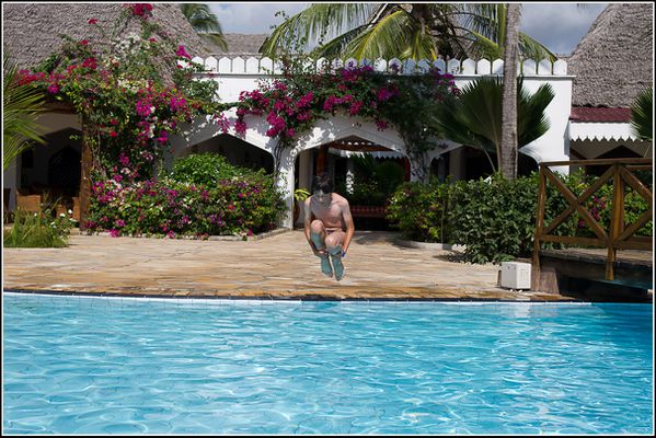 050 Nicolas dans la piscine du sultan sand de zanzibar