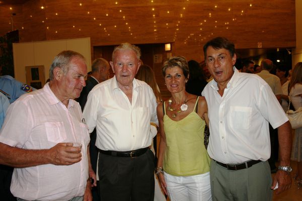 le-citoyen-d-honneur-entoure-des-responsables-montbrisonna.jpg