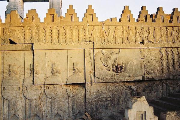 800px-Persepolis-Darius_palace-stairs_relief.jpg