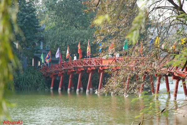 Thé Huc Bridge