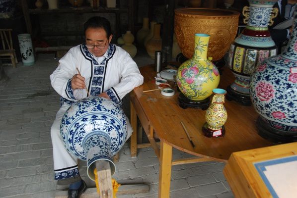 Artisan au travail au musee de la ceramique de Jingdezhen