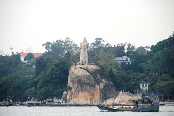 Statue-de-Zheng-Chenggong-sur-l-ile-de-Gulang-Yu.jpg