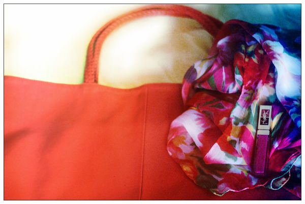 Sac-Naterra---foulard-a-fleurs---gloss-YSL.jpg