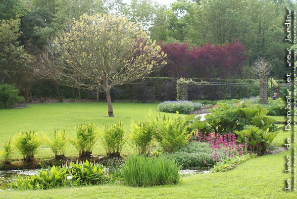 Le Lac de Bambois et ses Jardins en Mai 