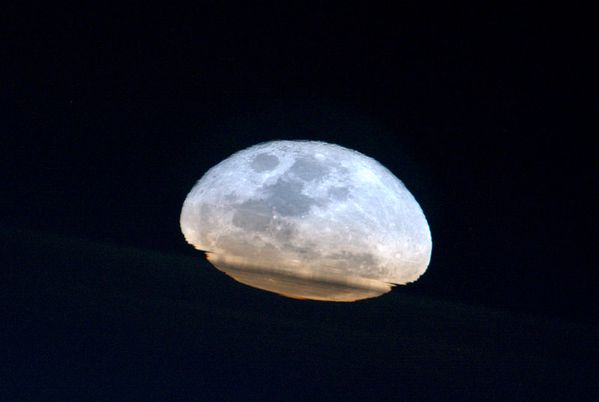 Lune-refractee-atmosphere-depuis-ISS.jpg