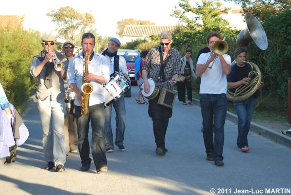 CEUX-QUI-MARCHENT-DEBOUT.jpg
