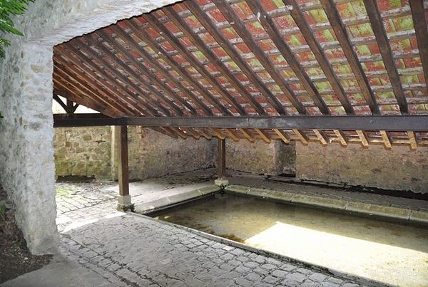 Lavoir-du-Parc-Communal---Jouy-le-Moutier---03-c--Ger-rd--.jpg