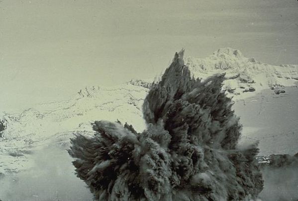 Ruapehu-er.surtseyenne-08.05.71-P.Otway-NZGS.jpg