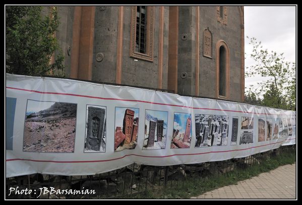 BANDEROLE REPRESENTANT LA DESTRUCTION DU CIMETIERE DE DJOUGHA AU NAGHITCHEVAN