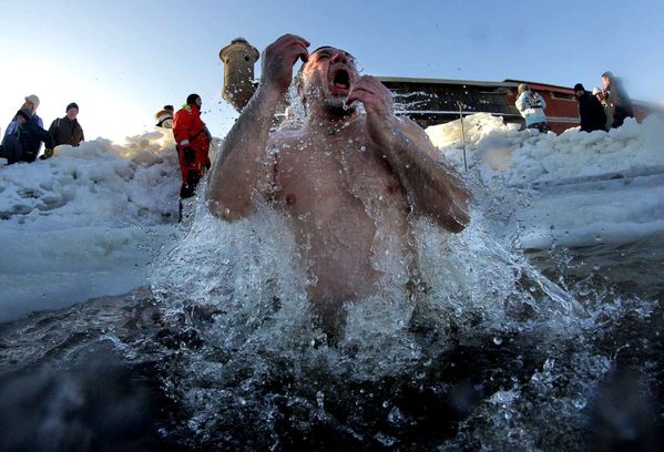 man-crosses-himself-while-0f24-diaporama.jpg