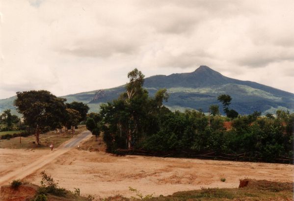 Mount_Popa-2-wiki.JPG