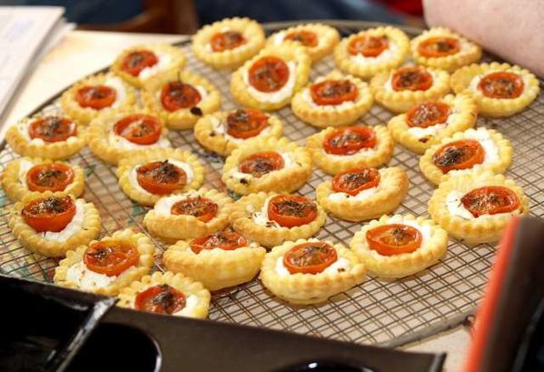 TARTELETTES-CHEVRE-TOMATES-CERISE-21-03-2012_PhotoRedukto.jpg