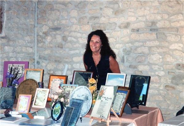 Paulette Courtin lors d'une exposition de ses oeuvres en ao