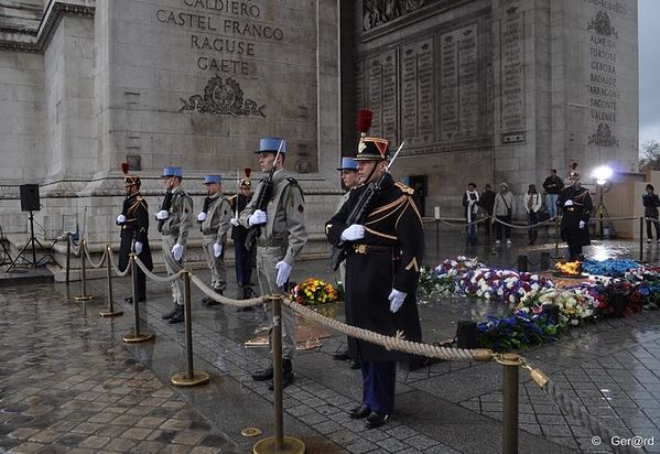 2010-11-11---Pais--Arc-de-Triomphe---Garde-d--Honn-copie-1.jpg