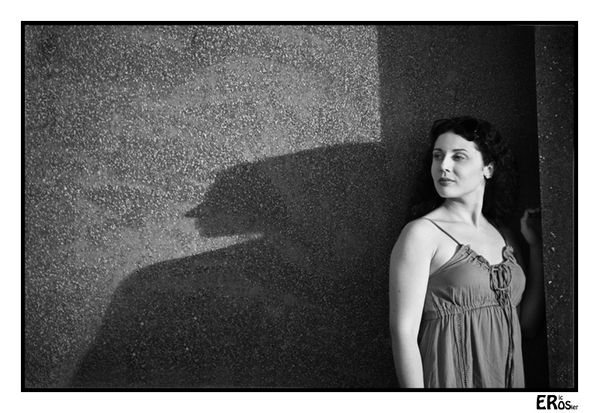 portrait-femme-mur-ombre-2462nb.jpg