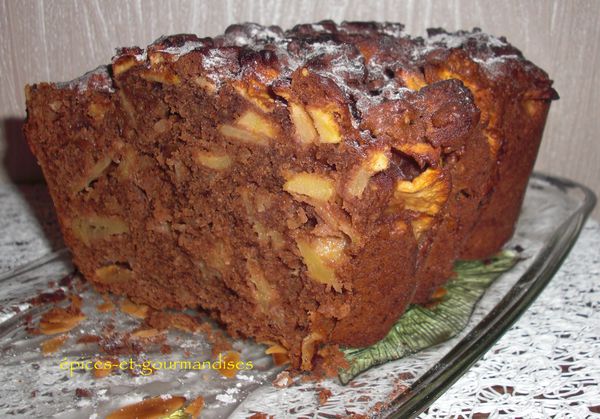 gateau-noir-aux-pommes--amandes-et-dattes.jpg