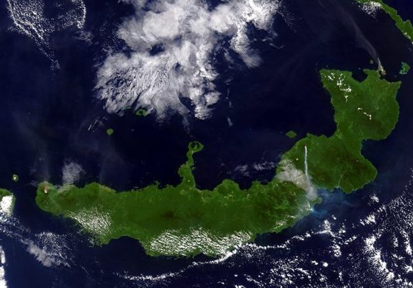 Ulawun-centre-et-Tavurvur-droite---Nasa.jpg