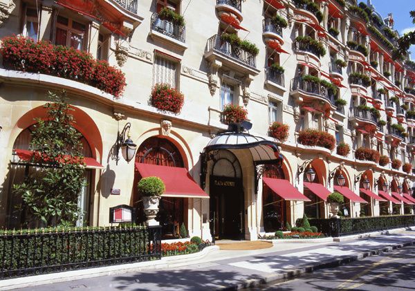 Hotel-Plaza-Athenee-Paris-1-600x400