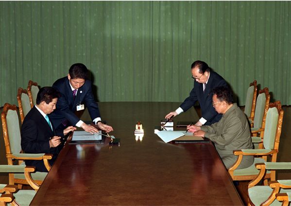 KimJongil_RohMoohyun_octobre2007.jpg