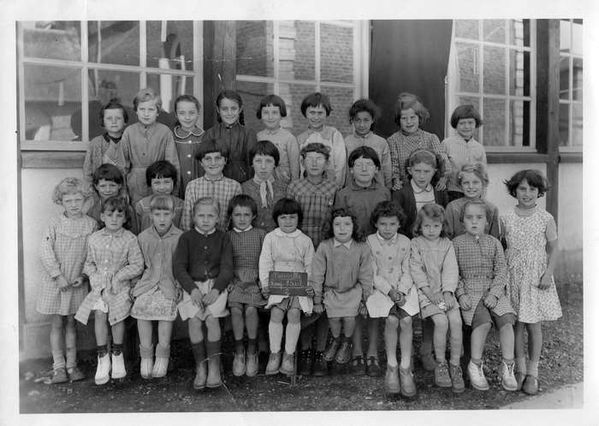 Photographie de classe des filles en 1960 à La Neuville