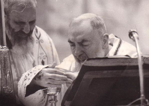 Padre-Pio-celebrant-la-Messe--parousie.over-blog.fr.jpg