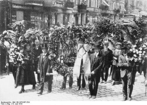 Rosa-Luxemburgs-funeral.jpg