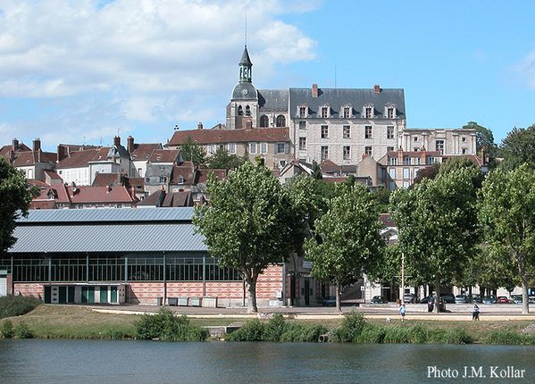 Le château et l'église St Jean vus depuis les berges de l'Yonne