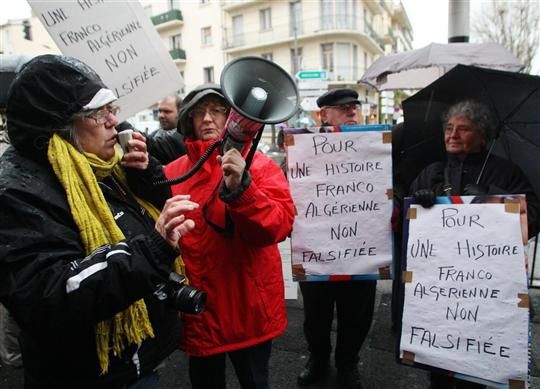 des-opposants-au-centre-de-documentation-des-francais-d-alg.jpg