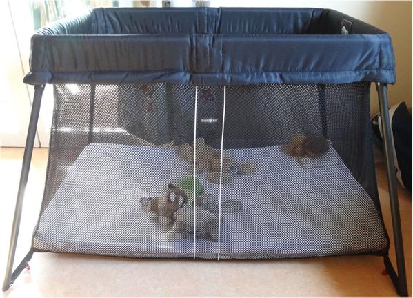 Sans doute le meilleur lit de voyage bébé : le Babybjörn Parapluie
