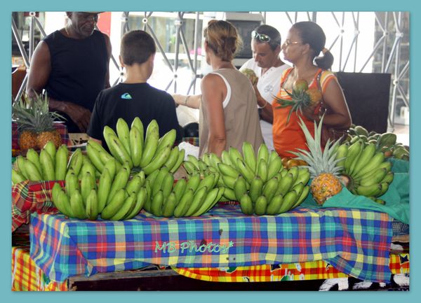 Nos bananes sur le marché de Fort de france Martinique2011