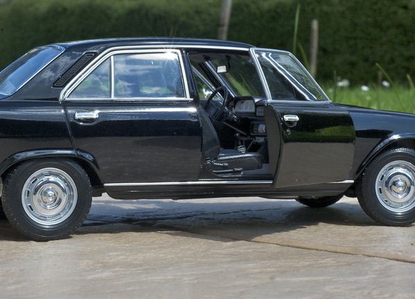 PEUGEOT 504 GL BERLINE NOIR WELLY13