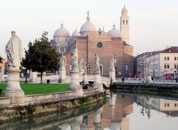 800px-Padova-Basilika der hl Justina
