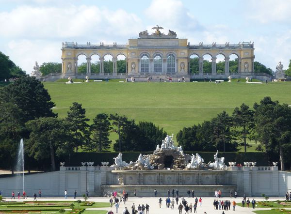 Schonbrunn---fontaine---Gloriette.JPG