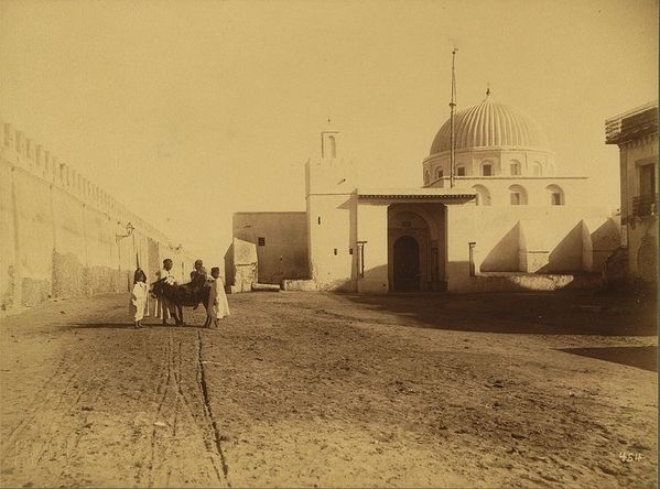 zaouïa près des murs de Kairouan début XXe