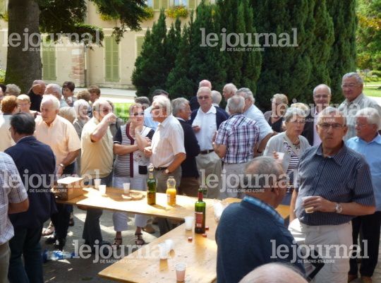 a-l-aperitif-le-maire-au-cote-du-president-etait-de-la-fete.jpg