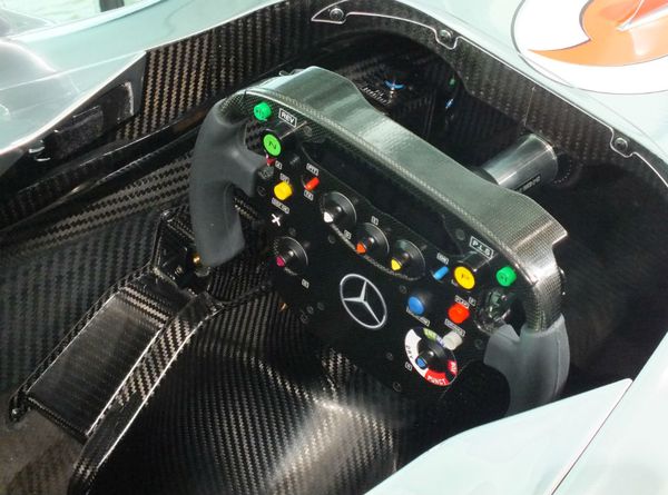 mc-laren-mp4-28-a-la-place-de-Button.jpg
