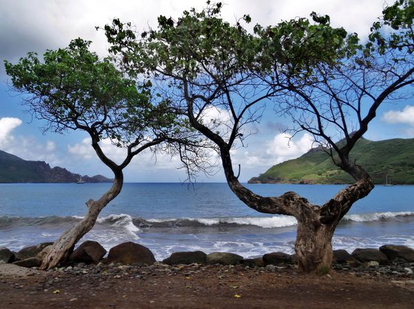 Marquises-Nuku-Hiva-14-Baie-de-Taiohae-plage.jpg