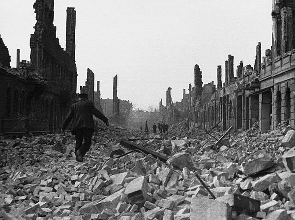Dresden 1945 Dresde bombardement reconstruction