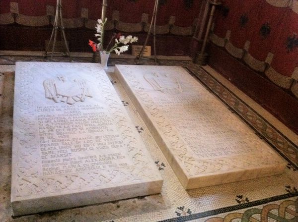 Les-tombes-de-la-reine-Marie-et-du-roi-Ferdinand.JPG