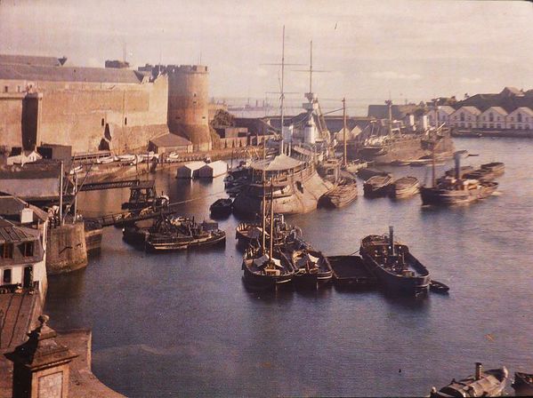800px-Brest_port_de_guerre_vers_1912_Georges-Claudin_Gervai.jpg