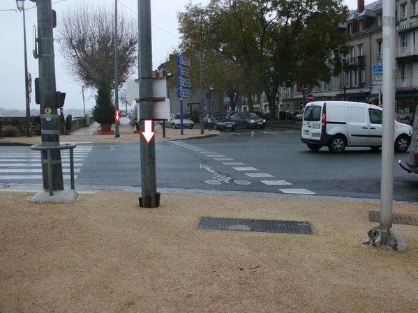 2011-12-24-Blois-Vienne-carrefour-liberation-sapin-obstacl.jpg