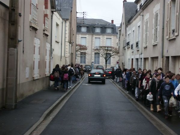 2012-01-21-Blois-rue-de-la-paix-ecoliers-2-trottoirs.JPG
